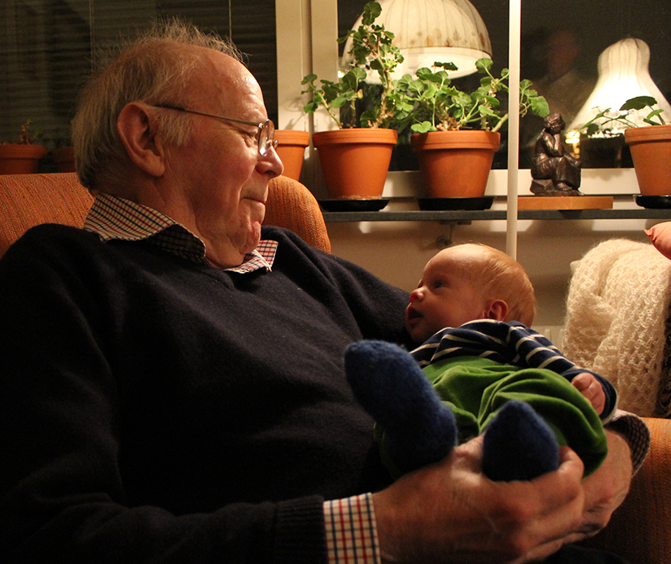 Olle Johansson med barnbarnet Vide